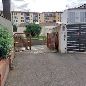 Lungarno 32 With Private Parking , Florence Italy
